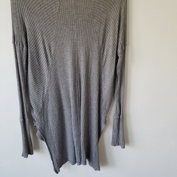 𝅺FREE People Grey Thermal Oversized Longsleeve Pull-over Slouchy Top Size Small - Picture 4 of 10